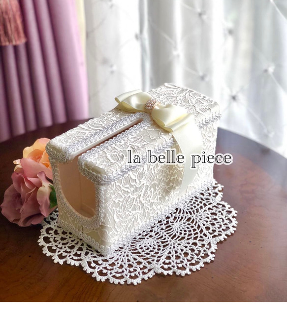 コロコロケース ホワイト リボン レースのようなローズ柄 ビジュー