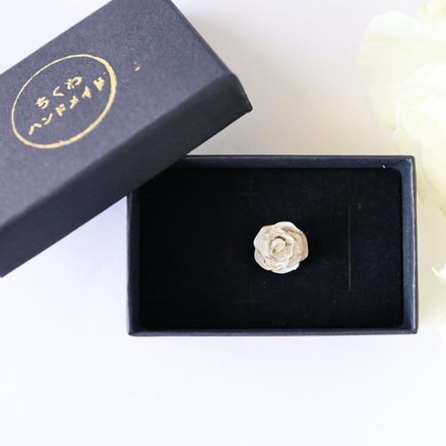 白い薔薇のピンプローチ ブートニエール ピンズ ピンバッジ