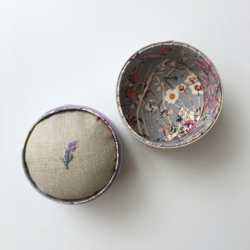 受注制作】フタ付きピンクッション2 ラベンダー刺繍