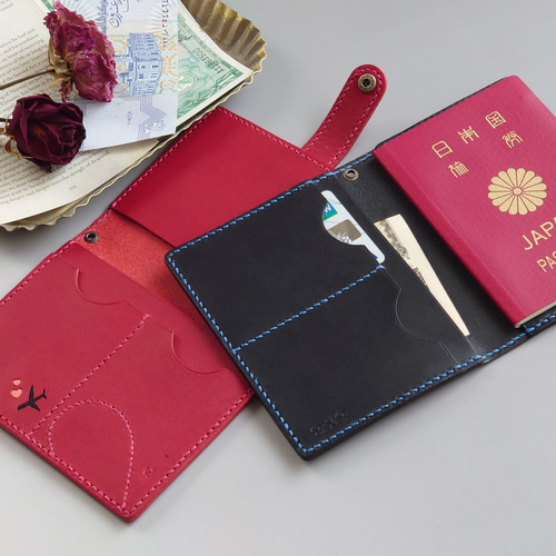 特集掲載》【名入れ】【黒×赤ペア】ハート刺繍と飛行機