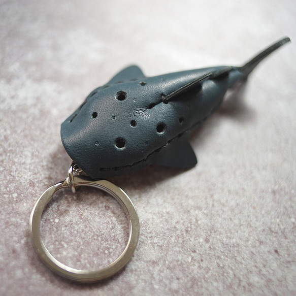 植鞣 牛革 純手工製 迷你 鯨鯊 豆腐鯊 鑰匙圈 第2張的照片