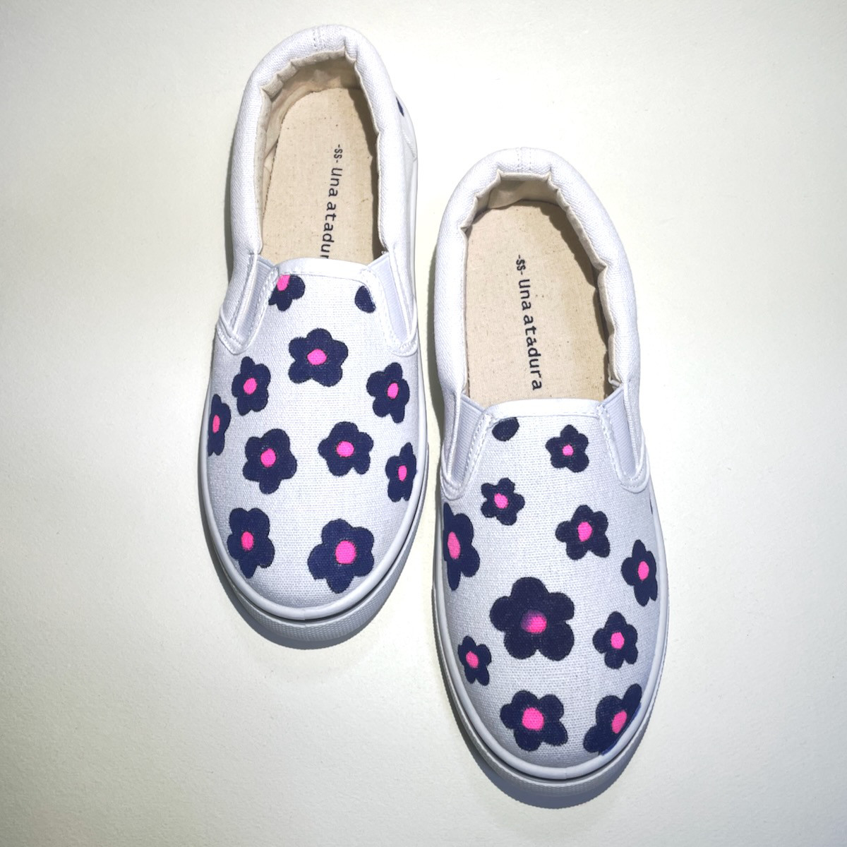 手描きのデイジー柄スリッポンβ (紺花) 22.5cm〜25.5cm・SS〜３Lサイズ