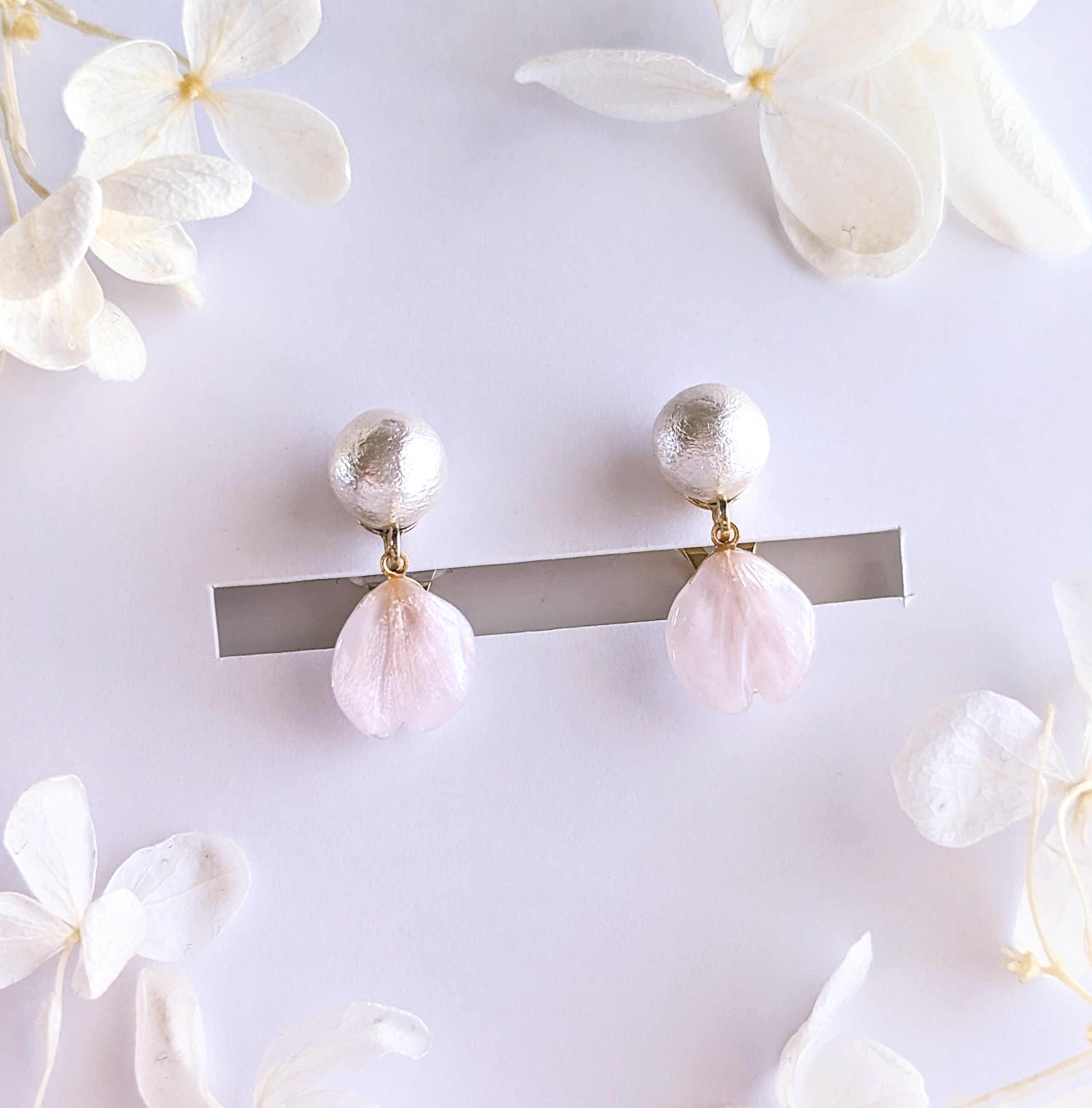【受注制作】Everpink Sakura. 本物のお花　厳選した桜の花びらとコットンパールの揺れるクリップイヤリング