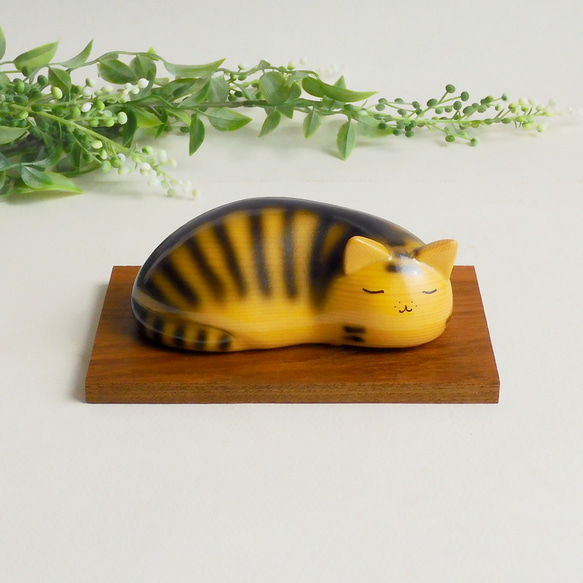 眠り猫（トラ）★台付き  sleeping cat / wood animal 2枚目の画像