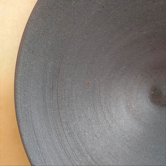 【訳あり品】天目鉢（大）／黒・焼き〆陶器（レンジ、オーブン、食洗機ＯＫ） 7枚目の画像