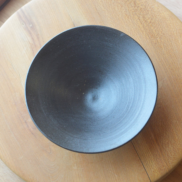 【訳あり品】天目鉢（大）／黒・焼き〆陶器（レンジ、オーブン、食洗機ＯＫ） 2枚目の画像