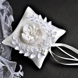 【ゼグシィ掲載】月桂樹　シルクの大輪の白い花　オートクチュール刺繡リングピロー 2枚目の画像