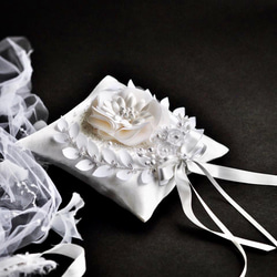 【ゼグシィ掲載】月桂樹　シルクの大輪の白い花　オートクチュール刺繡リングピロー 3枚目の画像