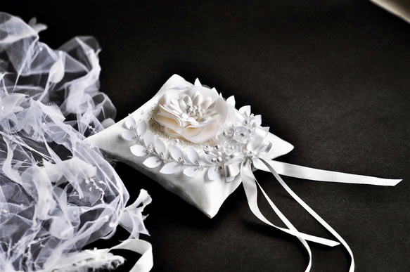 【ゼグシィ掲載】月桂樹　シルクの大輪の白い花　オートクチュール刺繡リングピロー 3枚目の画像