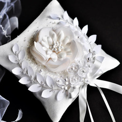 【ゼグシィ掲載】月桂樹　シルクの大輪の白い花　オートクチュール刺繡リングピロー 4枚目の画像