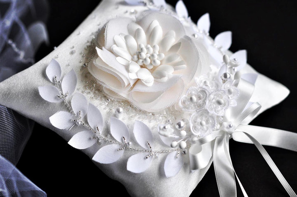 【ゼグシィ掲載】月桂樹　シルクの大輪の白い花　オートクチュール刺繡リングピロー 6枚目の画像