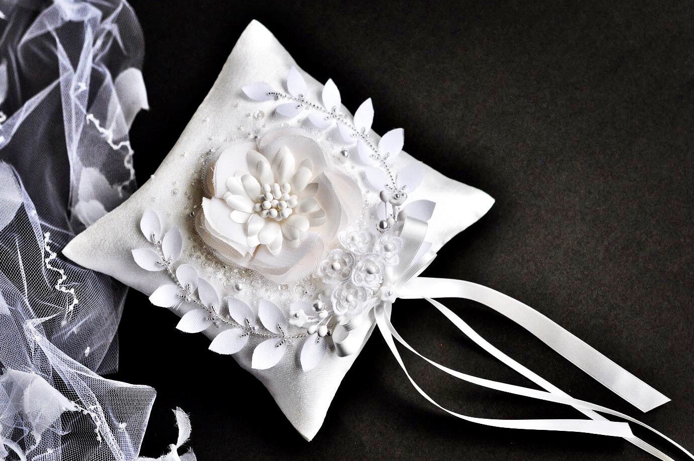 【ゼグシィ掲載】月桂樹　シルクの大輪の白い花　オートクチュール刺繡リングピロー