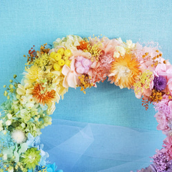 Rainbow シルバーデージーとカスミソウ　虹色のリース　リースブーケ　プリザーブドフラワー　両親贈呈品　結婚式　プレ 4枚目の画像