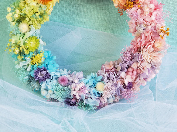 Rainbow シルバーデージーとカスミソウ　虹色のリース　リースブーケ　プリザーブドフラワー　両親贈呈品　結婚式　プレ 3枚目の画像