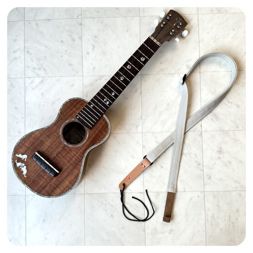 ウクレレストラップ［紺×草花ボタニカル柄］【首の凝らないフック式