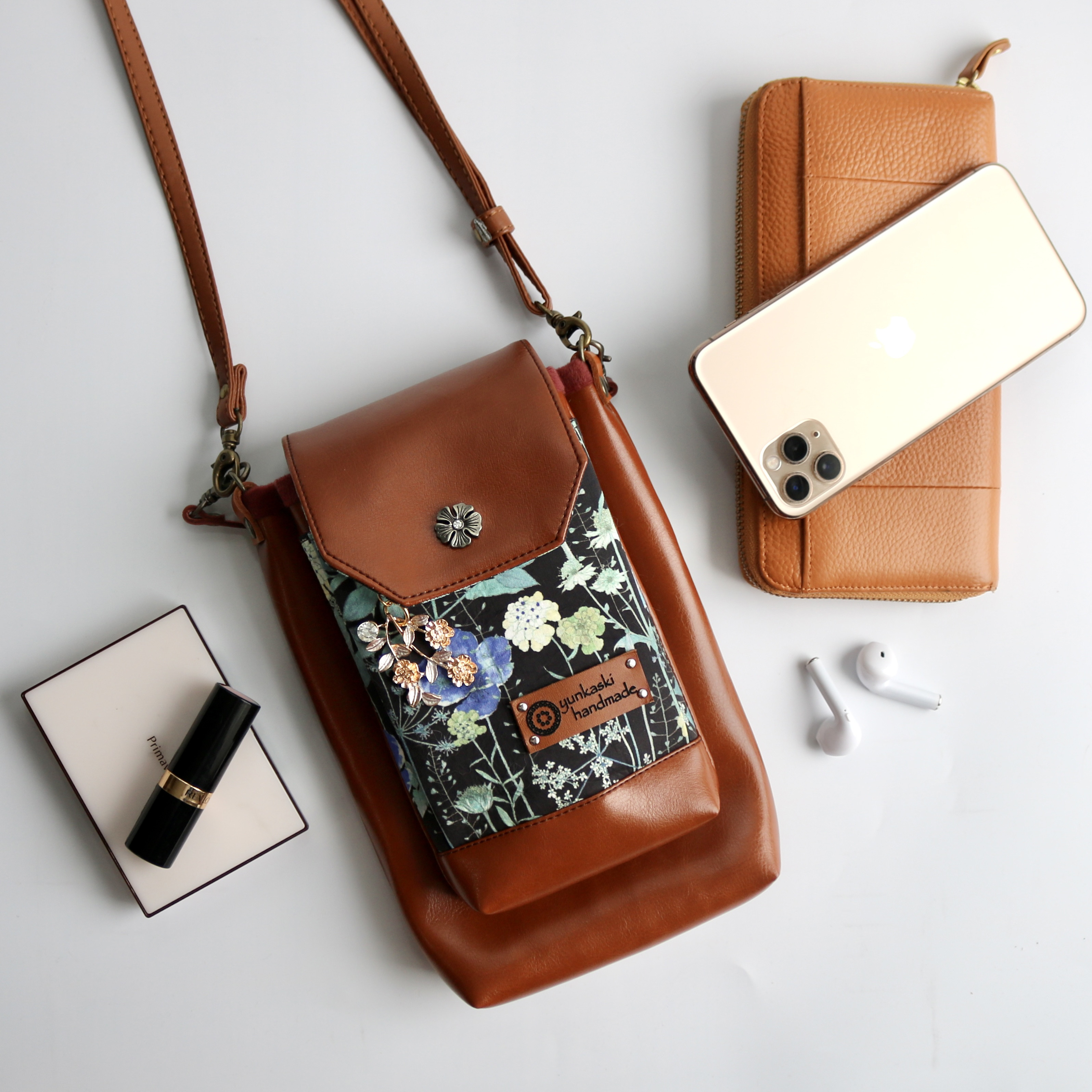 長財布対応 仕切り4つの万能ポシェット&サコッシュ　ショルダーベルト付き　ブラウン花畑