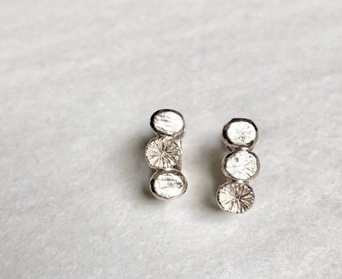 〈Ryutoan〉石と花のイヤリング　シルバー