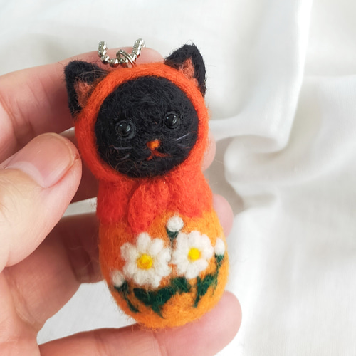 ナナ！お花畑となかよし猫　羊毛フェルト生地のバッグ Amazon.co.jp: 猫さんとお花畑刺繍 羊毛フェルト生地のバッグ