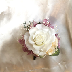 *プリザーブドフラワーのコサージュ*　白バラに薄桜色のバラ2輪と紫のあじさいを添えて 2枚目の画像