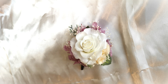 *プリザーブドフラワーのコサージュ*　白バラに薄桜色のバラ2輪と紫のあじさいを添えて 2枚目の画像