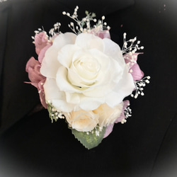 *プリザーブドフラワーのコサージュ*　白バラに薄桜色のバラ2輪と紫のあじさいを添えて 6枚目の画像