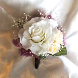 *プリザーブドフラワーのコサージュ*　白バラに薄桜色のバラ2輪と紫のあじさいを添えて 3枚目の画像