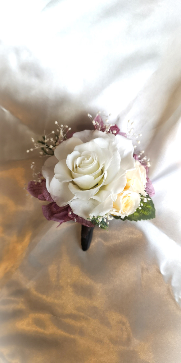 *プリザーブドフラワーのコサージュ*　白バラに薄桜色のバラ2輪と紫のあじさいを添えて 3枚目の画像