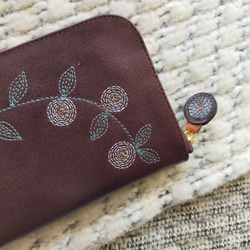 刺繍革財布『花かざり』艶D-BROWN ★スリムラウンドファスナー★ 7枚目の画像