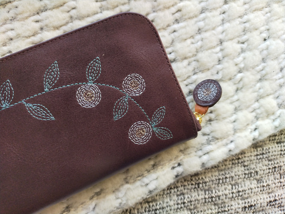 刺繍革財布『花かざり』艶D-BROWN ★スリムラウンドファスナー★ 7枚目の画像