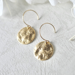 満月のようなコインの14kgfピアス コインピアス　金属アレルギー対応　メンズ　ゴールド　サージカルステンレス　冬 3枚目の画像