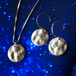 満月のようなコインの14kgfピアス コインピアス　金属アレルギー対応　メンズ　ゴールド　サージカルステンレス　冬 8枚目の画像