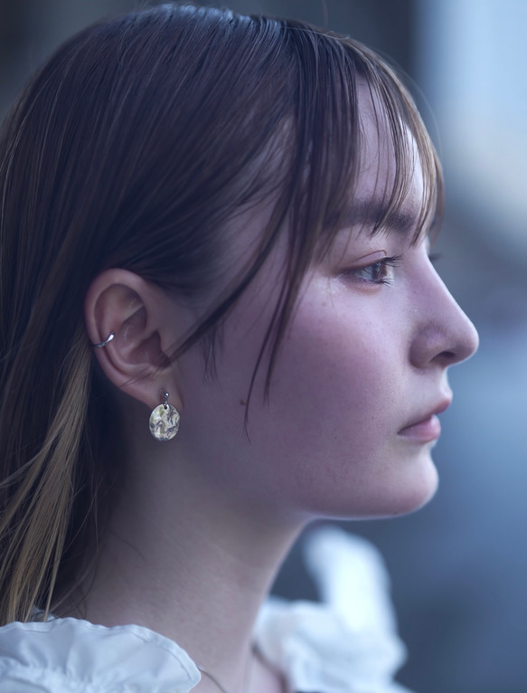 満月のようなコインの14kgfピアス コインピアス　金属アレルギー対応　メンズ　ゴールド　サージカルステンレス　冬 4枚目の画像