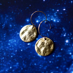 満月のようなコインの14kgfピアス コインピアス　金属アレルギー対応　メンズ　ゴールド　サージカルステンレス　冬 6枚目の画像