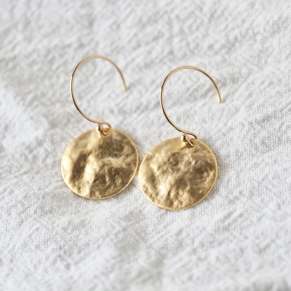 満月のようなコインの14kgfピアス コインピアス　金属アレルギー対応　メンズ　ゴールド　サージカルステンレス　冬 10枚目の画像