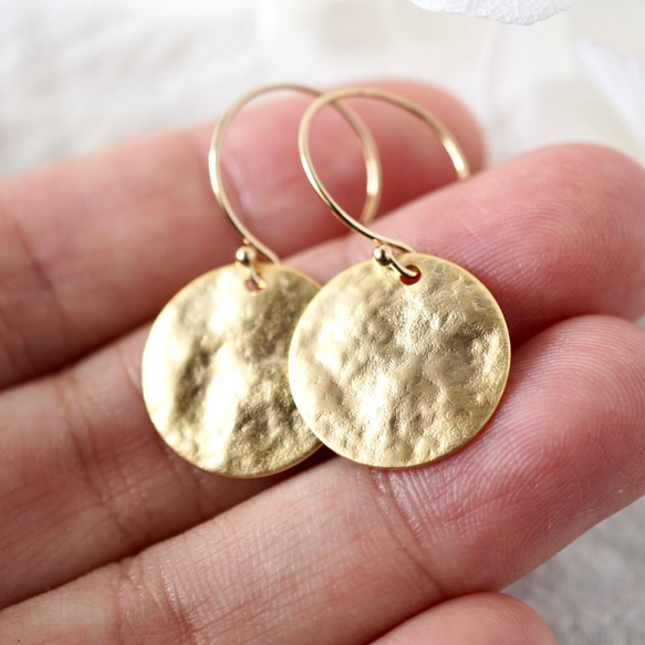 満月のようなコインの14kgfピアス コインピアス　金属アレルギー対応　メンズ　ゴールド　サージカルステンレス　冬 7枚目の画像