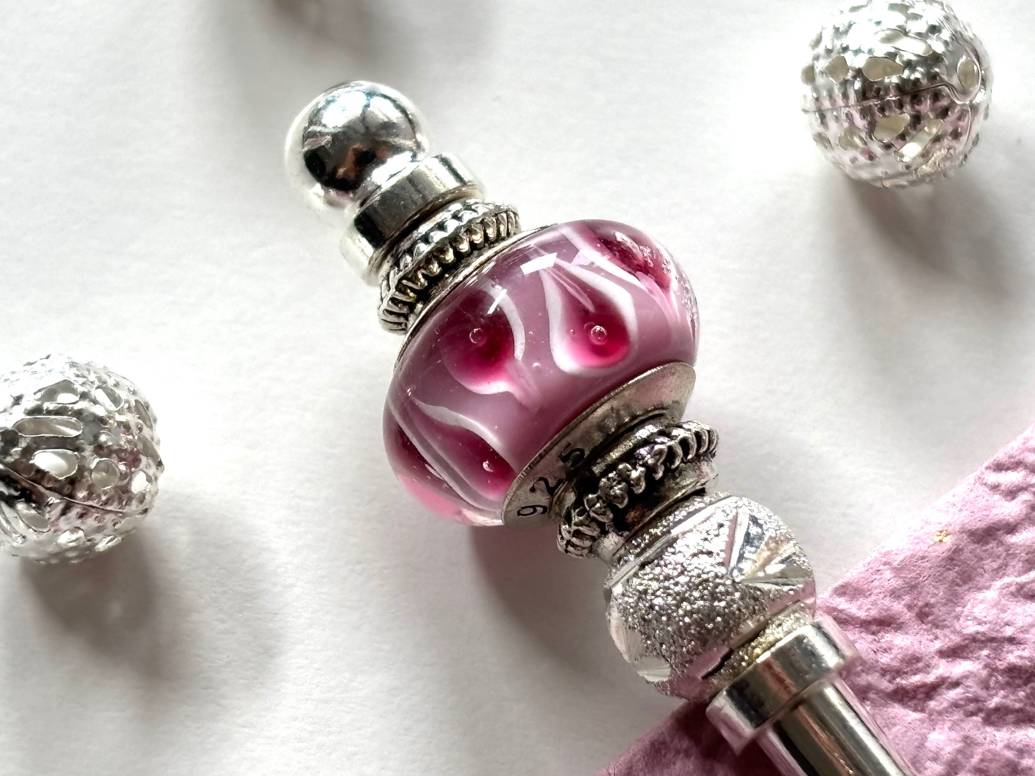 かんざし　桜の花びらの様なピンクのとんぼ玉　赤　レッド　桃色　ガラス　トンボ玉　蜻蛉玉　春夏　涼しげ　シルバー