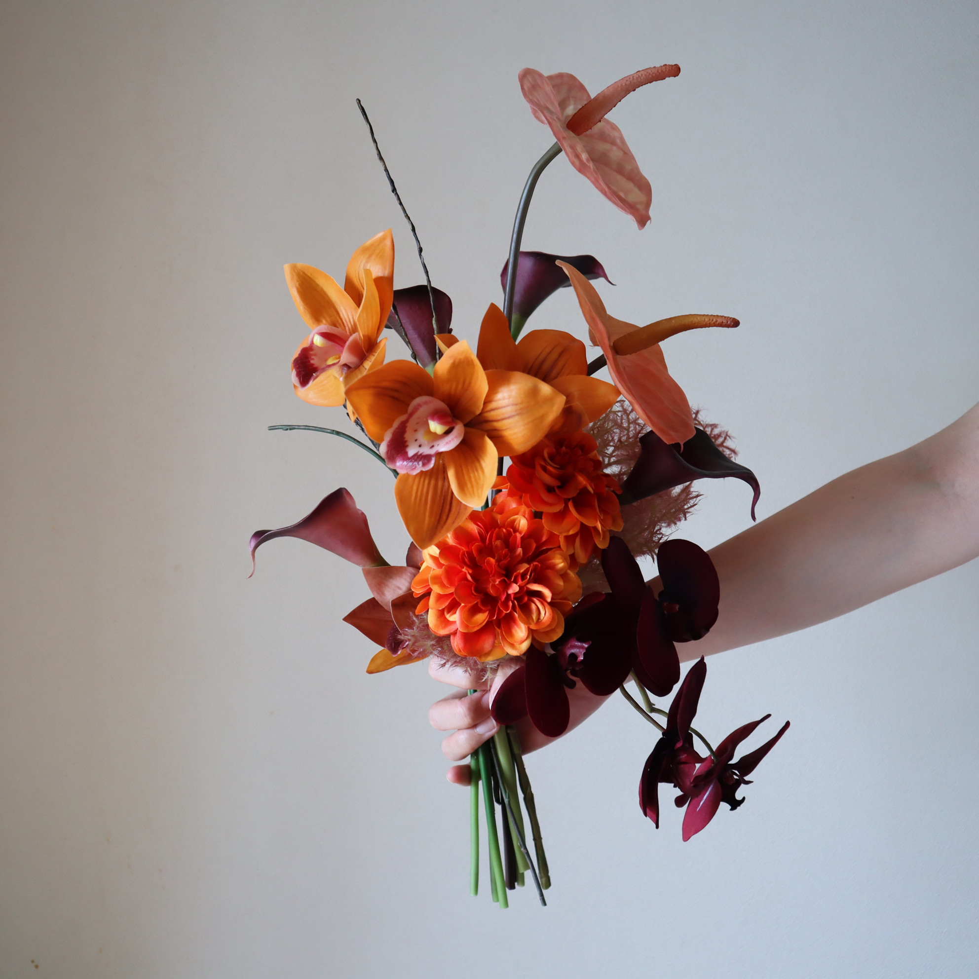 人気花材を細かく束ねたおしゃれな秋冬色ブーケ♡ アーティフィシャルフラワー ウェディングブーケ