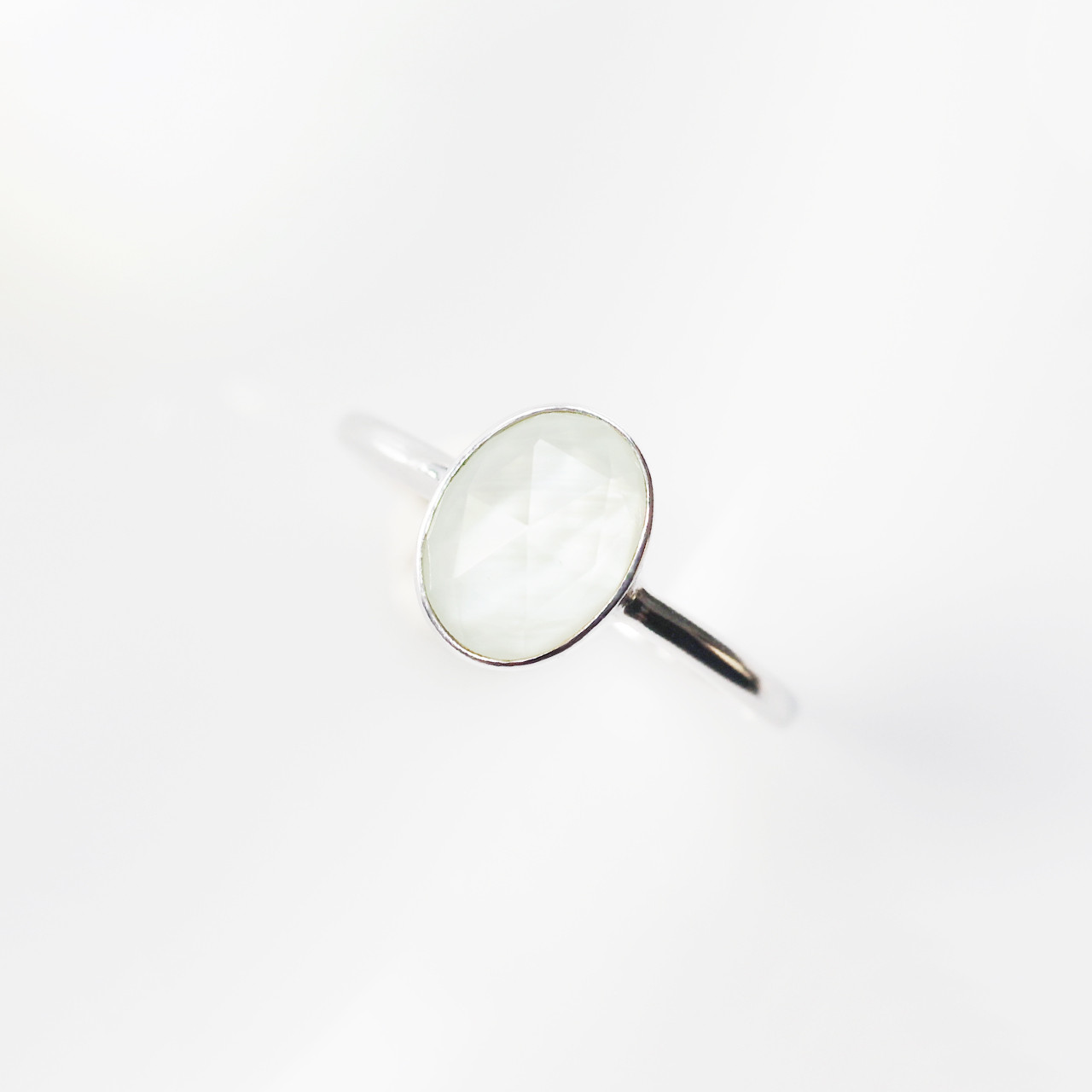 グリーンアメジストと白蝶シェルの ダブレットストーン リング