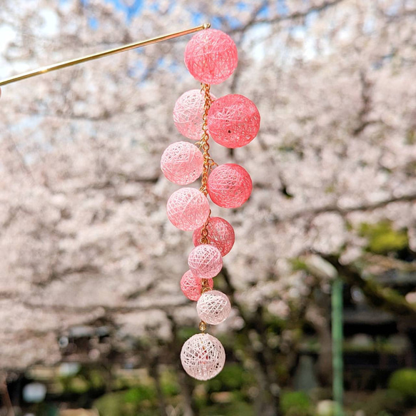 【受注製作】しだれ桜の糸玉かんざし 和風 和装 着物 浴衣 お祭り 2枚目の画像