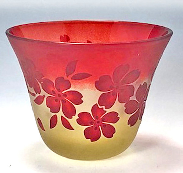 季節のぐい呑み「桜」赤とアンバー色の綺麗なグラスです 4枚目の画像