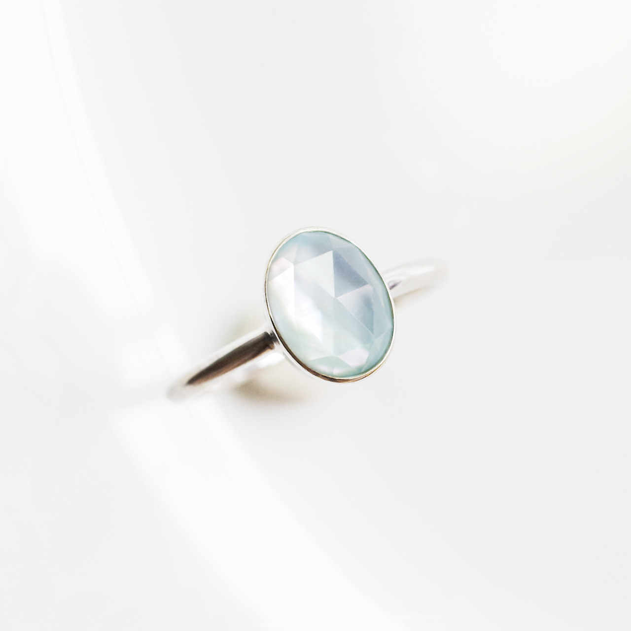 スカイブルートパーズと白蝶シェルのダブレットストーン リング