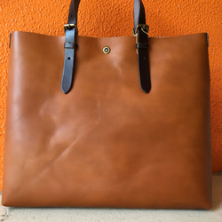 「ブラウン」のA4楽々牛革トートバッグ。シンプルな男女兼用。 10枚目の画像