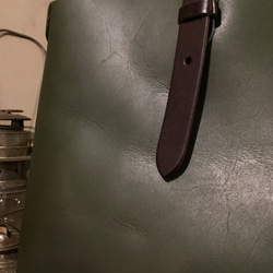 「グリーン」のA4楽々牛革トートバッグ。シンプルに男女兼用。 7枚目の画像
