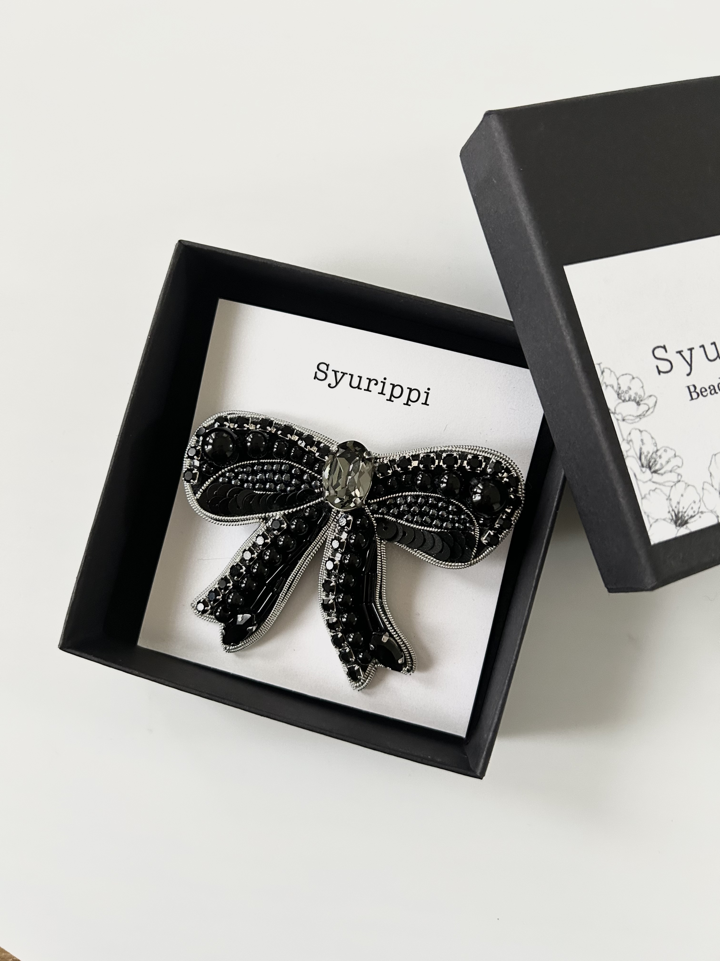 天然石オニキス☆リボンのビーズ刺繍ブローチ