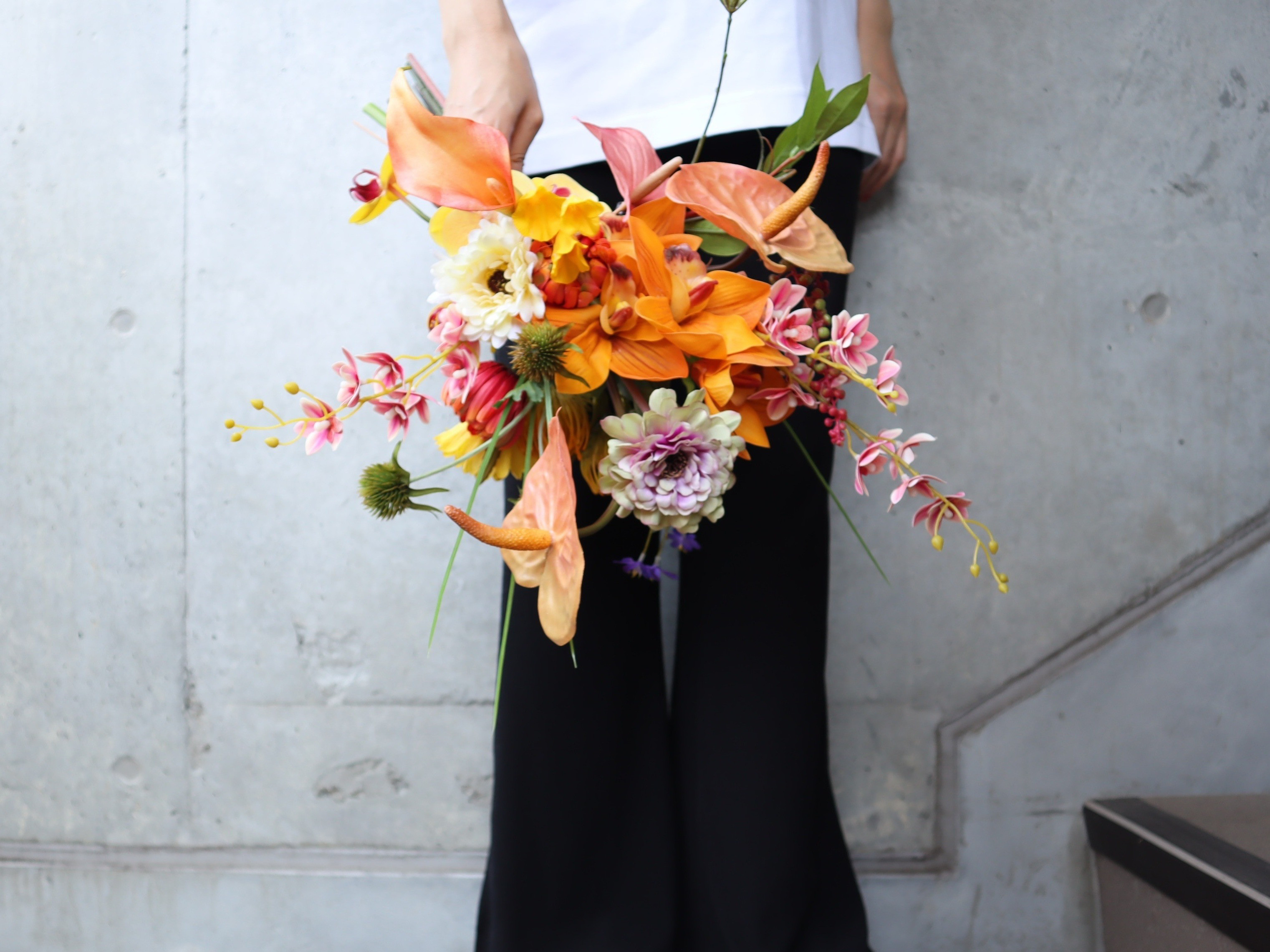 軽やかなトレンド花材を束ねたサンセットフラワーブーケ ウェディングブーケ テラコッタブーケ