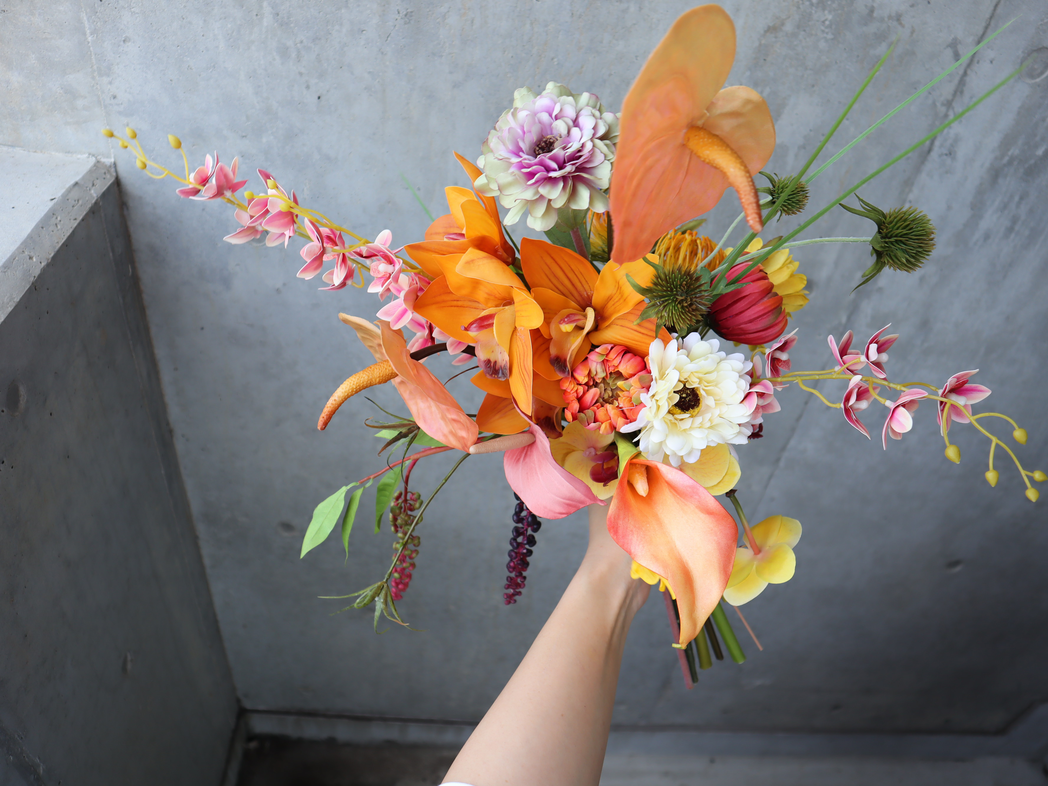 軽やかなトレンド花材を束ねたサンセットフラワーブーケ ウェディングブーケ テラコッタブーケ