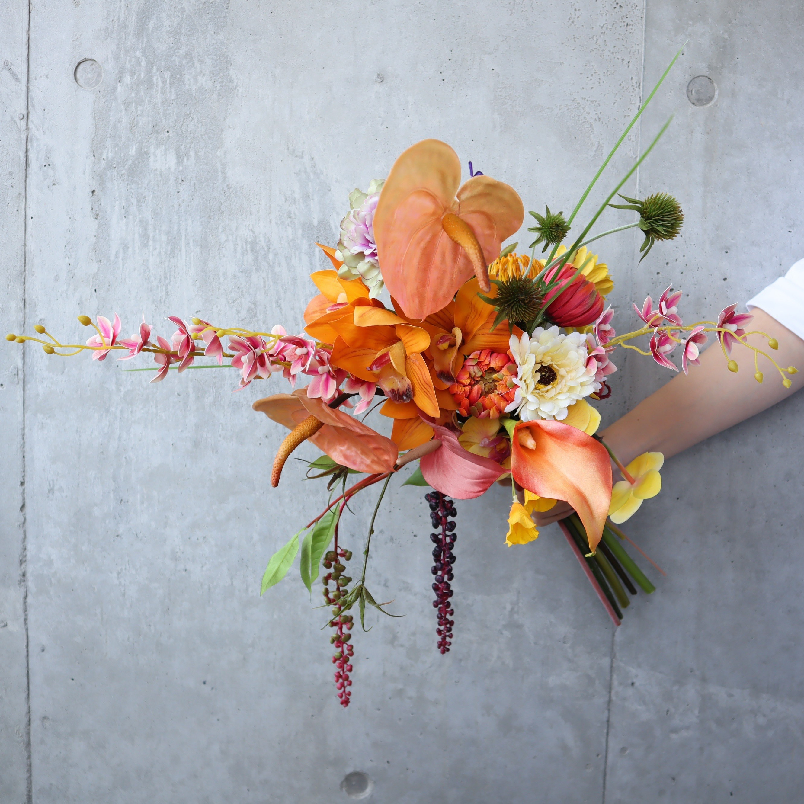 軽やかなトレンド花材を束ねたサンセットフラワーブーケ ウェディングブーケ テラコッタブーケ