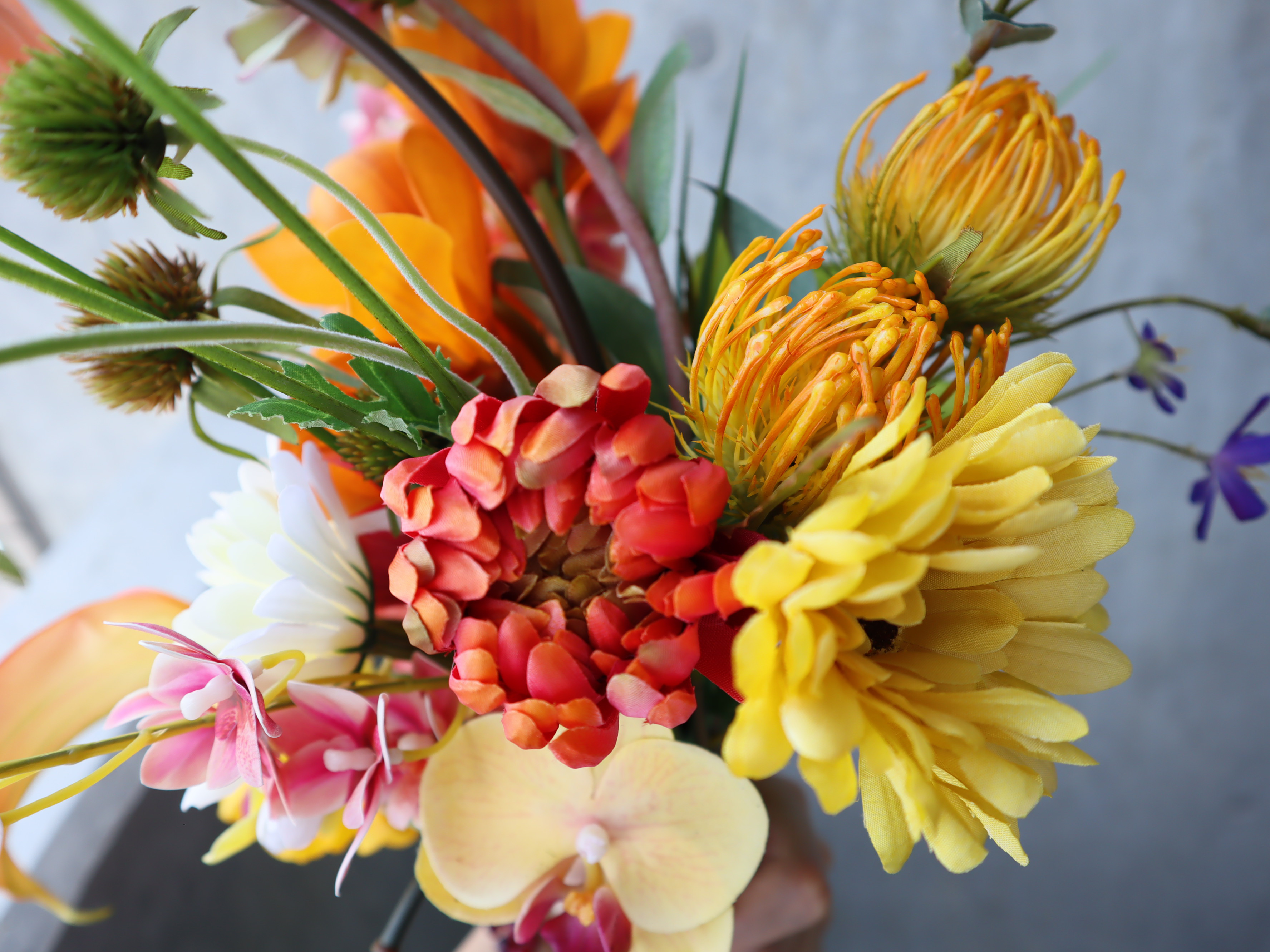 軽やかなトレンド花材を束ねたサンセットフラワーブーケ ウェディングブーケ テラコッタブーケ