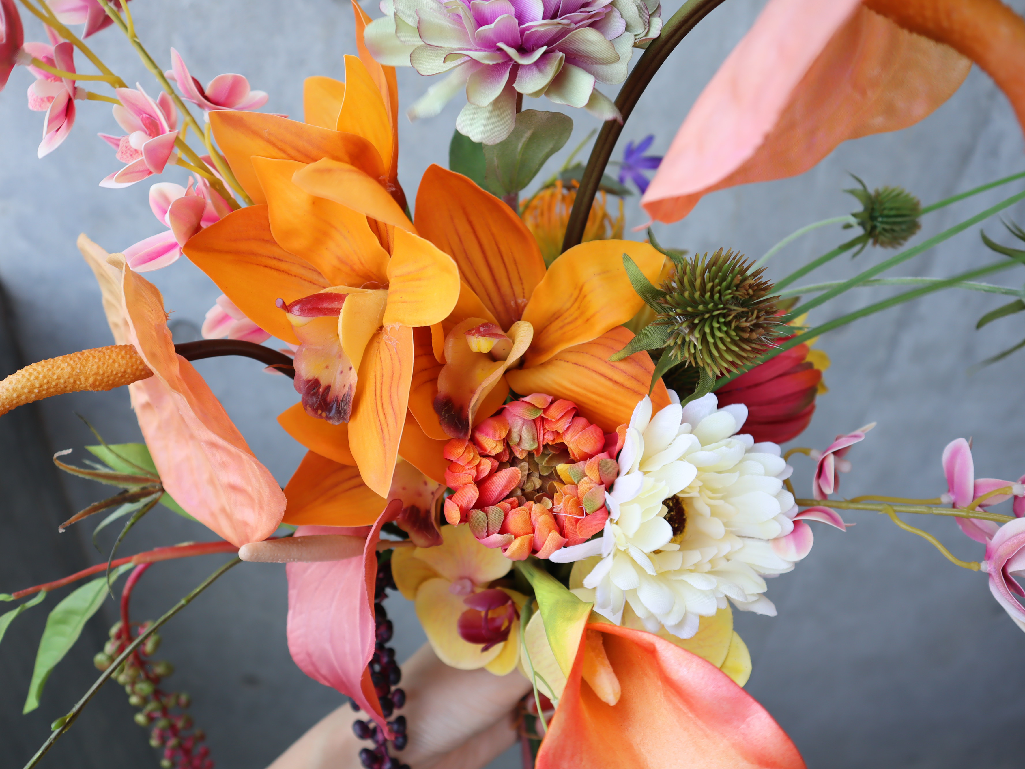 軽やかなトレンド花材を束ねたサンセットフラワーブーケ ウェディングブーケ テラコッタブーケ