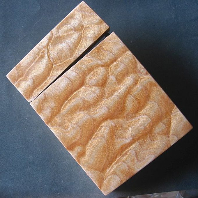 【キルトメイプル】 木製名刺入れ 不思議な模様は綺麗【即日発送】